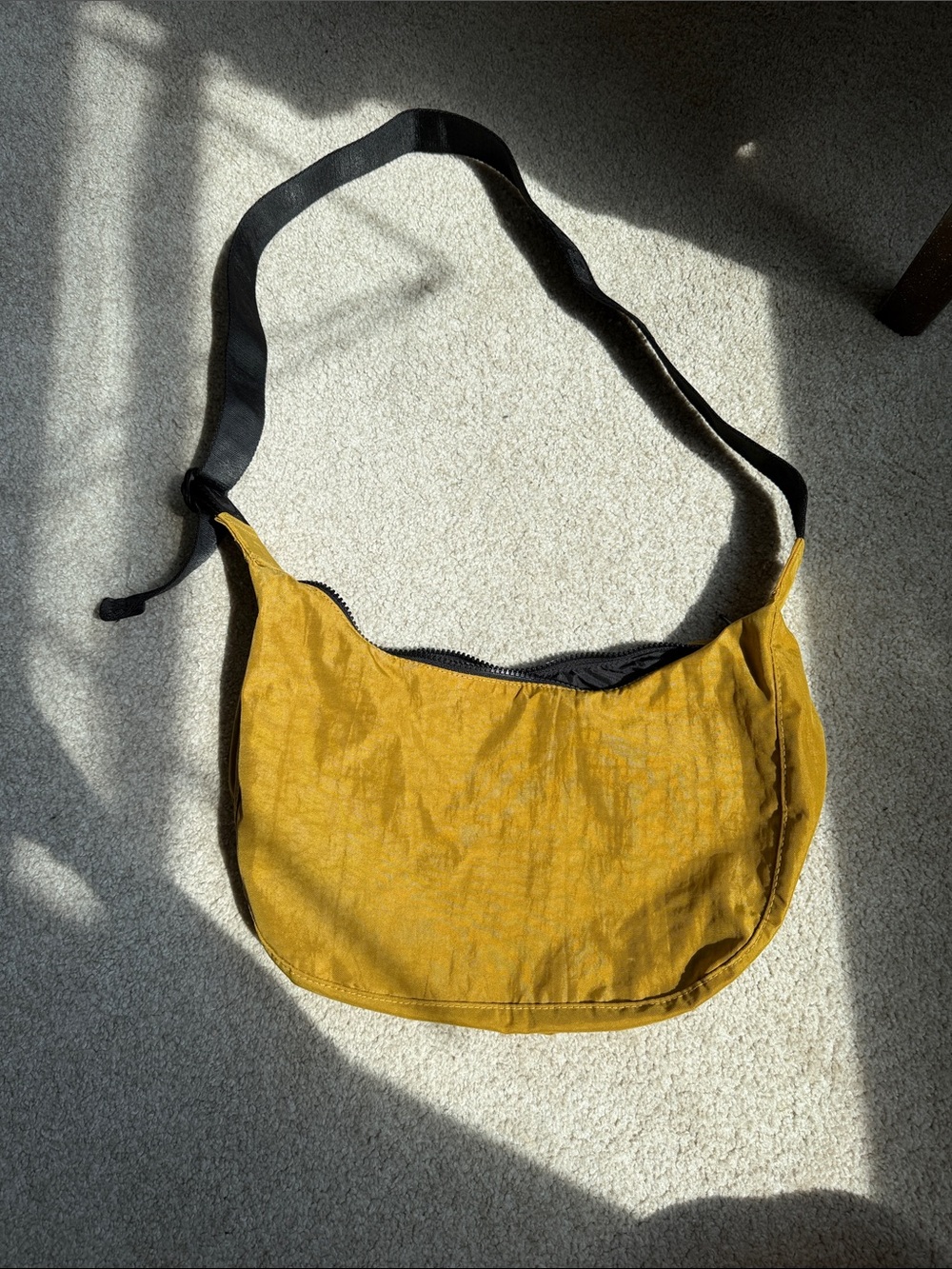 BAGGU CAMEL NYLON CRESCENT